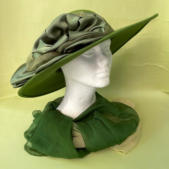 Vintage olive green 100% wool hat